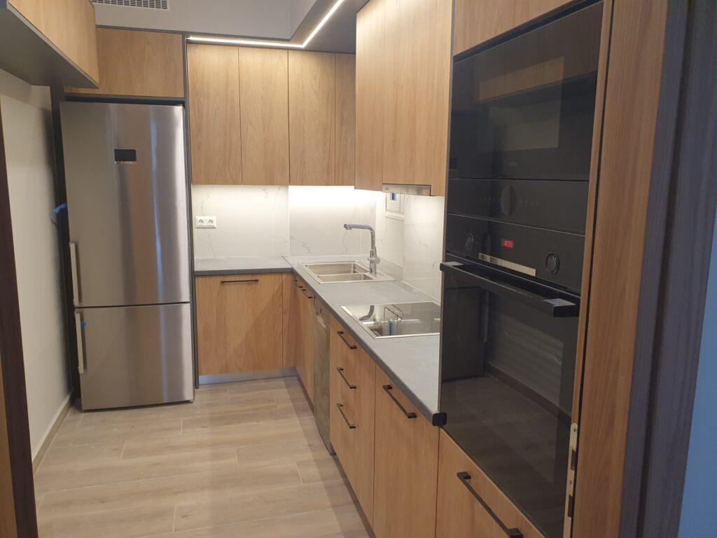 Κουζίνα πλήρως εξοπλισμένη μετά την ολική ανακαίνιση στο Παλαιό Φάληρο