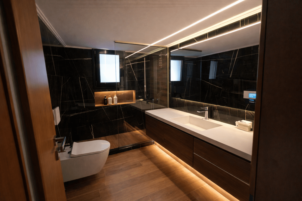 Πολυτελές μπάνιο με σύγχρονα υλικά μετά την ολική ανακαίνιση στην Καλλιθέα