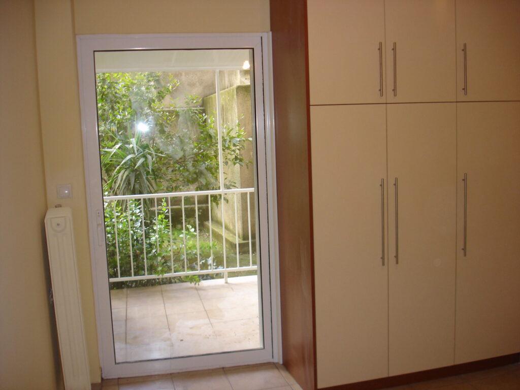 Ντουλάπα και μπαλκονόπορτα μετά την ανακαίνιση μικρού διαμερίσματος στα Κάτω Πατήσια