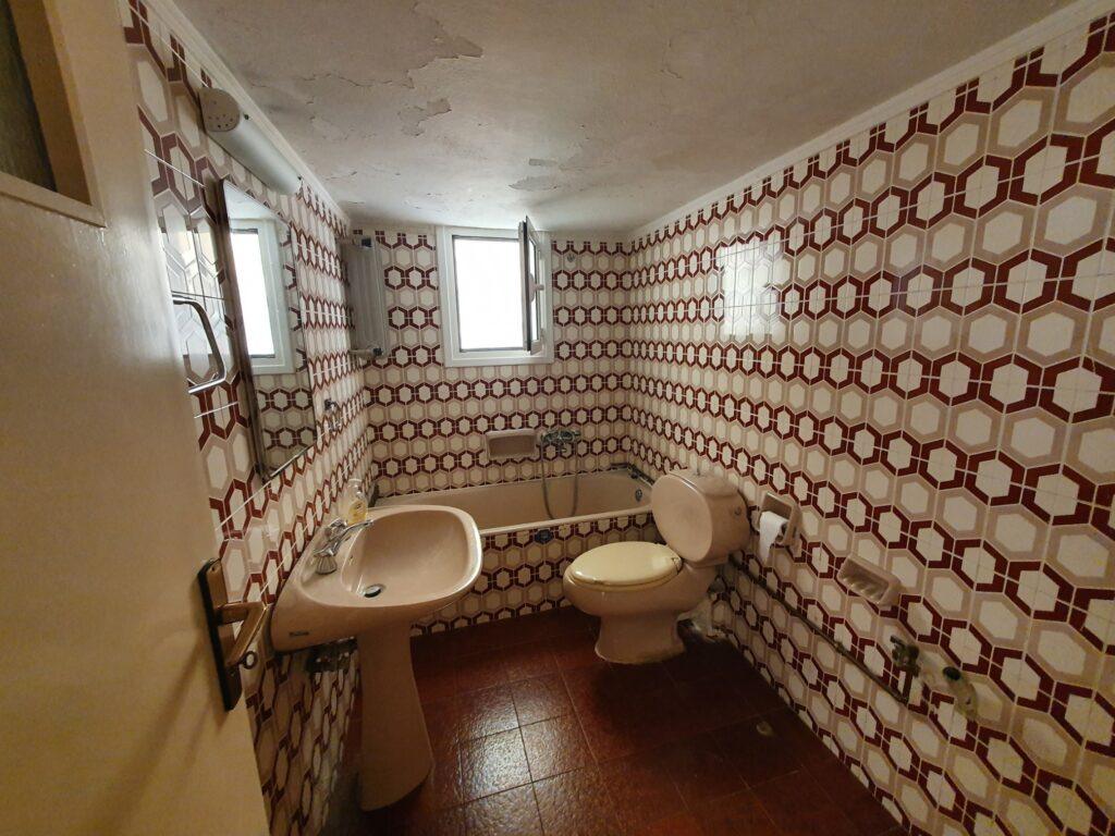 Μπάνιο σε παλιά κατάσταση πριν την ανακαίνιση στην Καλλιθέα