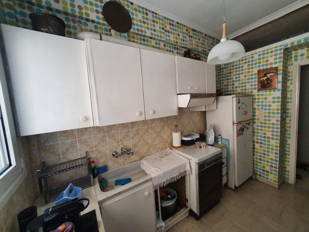 Παλιά κουζίνα πριν τη μερική ανακαίνιση με υπάρχοντα ντουλάπια στην Καλλιθέα