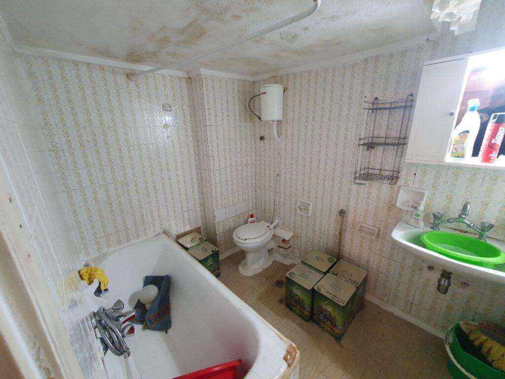 Μπάνιο σε παλιά κατάσταση πριν την ανακαίνιση στην Καλλιθέα