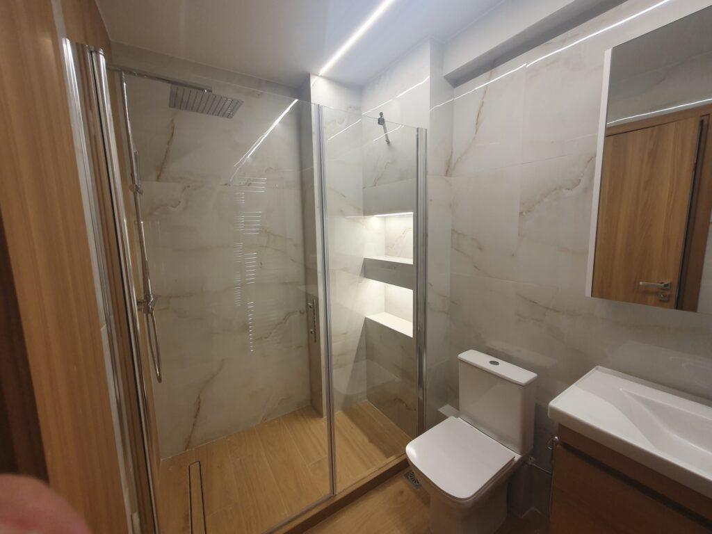 Σύγχρονο μπάνιο μετά την ολοκλήρωση ανακαίνισης στην Καλλιθέα