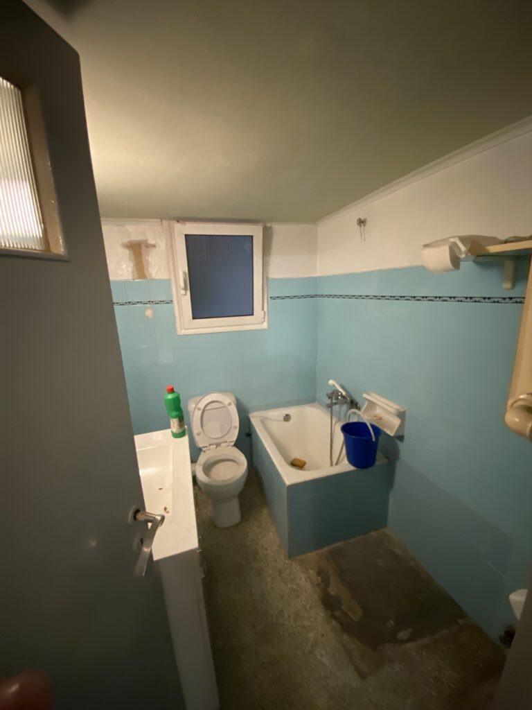 Μπάνιο πριν την ανακαίνιση σε διαμέρισμα προς διαμερισματοποίηση στην Καλλιθέα