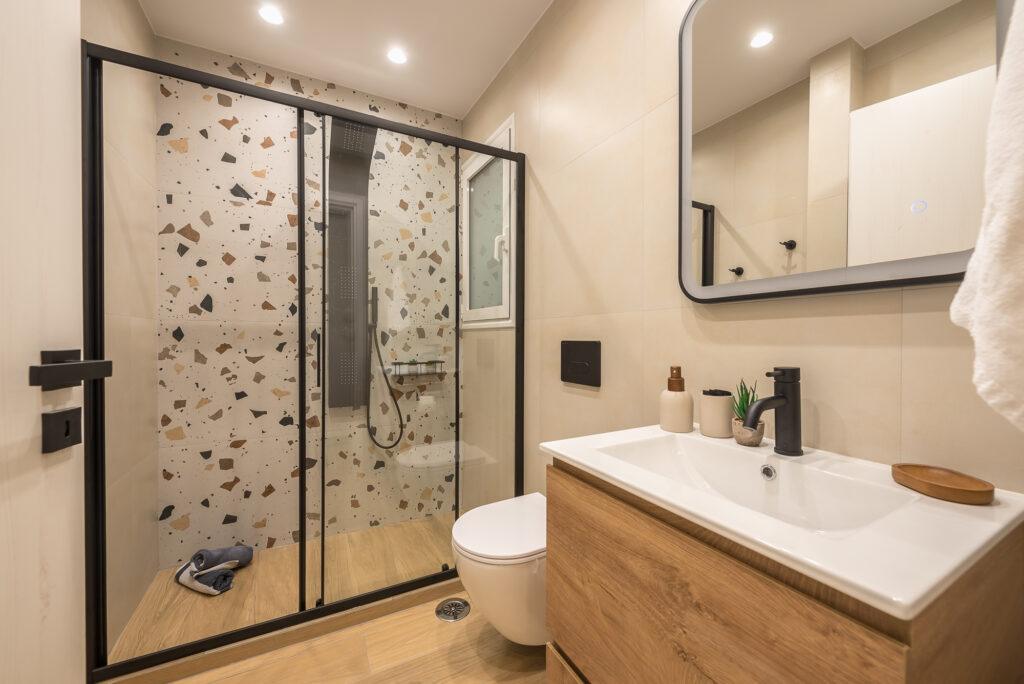 Ανακαινισμένο μπάνιο με σύγχρονα υλικά μετά την ολική ανακαίνιση στην Καλλιθέα